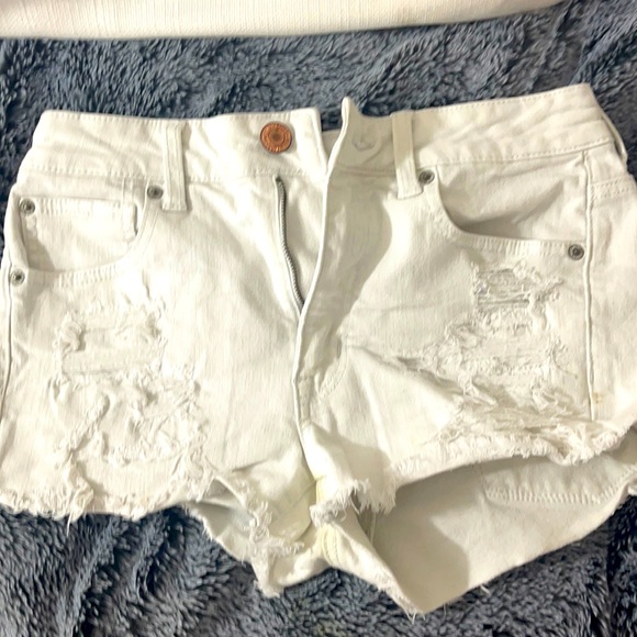 Size 6 American Eagle Distressed White Shorts - Picture 1 of 2